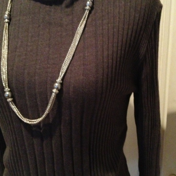 Gray ribbed turtleneck - Picture 2 of 4